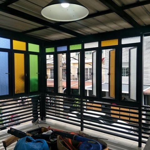 รับออกแบบติดตั้งกระจกสี 