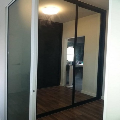 รับติดตั้งกระจกเงา ทุกชนิด